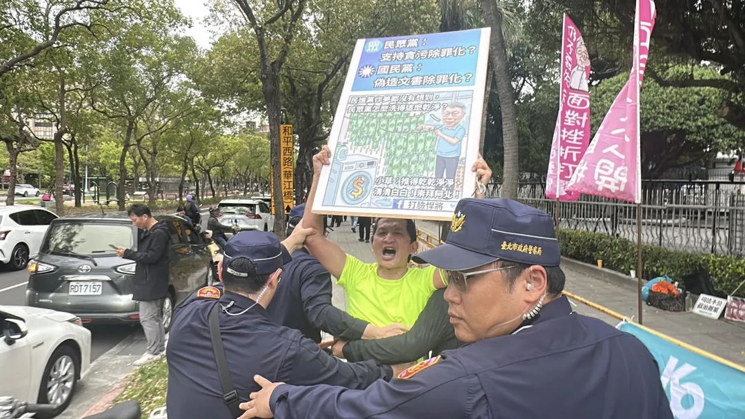 男子到北院旁集會區鬧場遭警方帶離。(圖/塗豐駿)