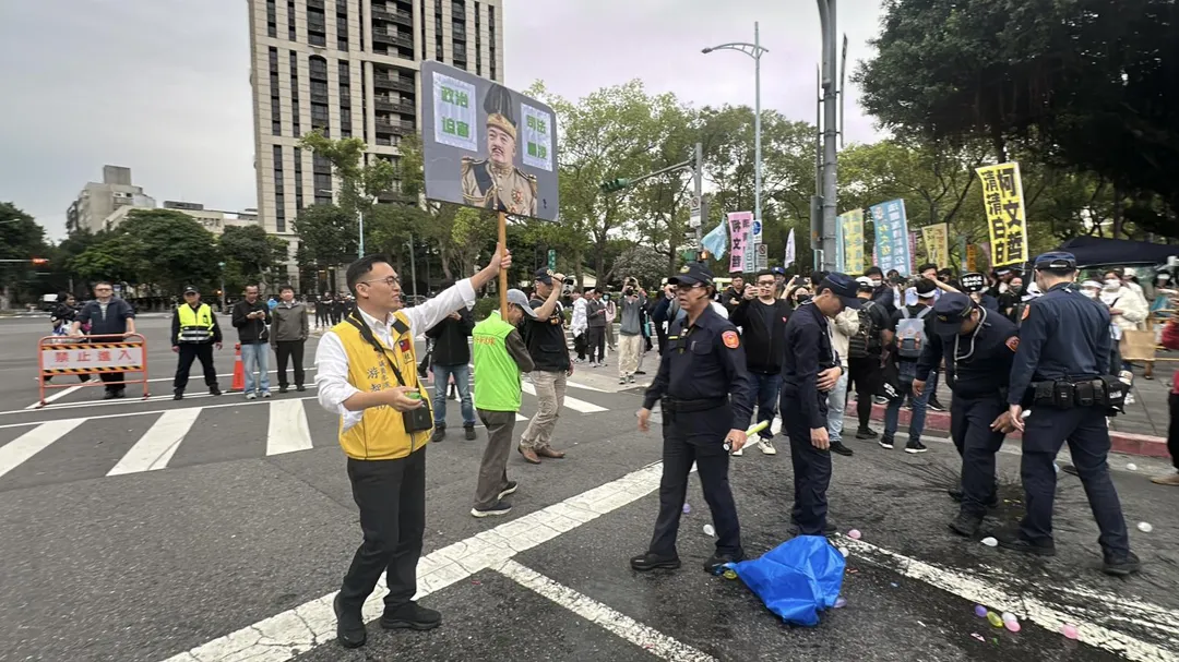 游智彬與警方發生衝突。(圖/翻攝畫面)