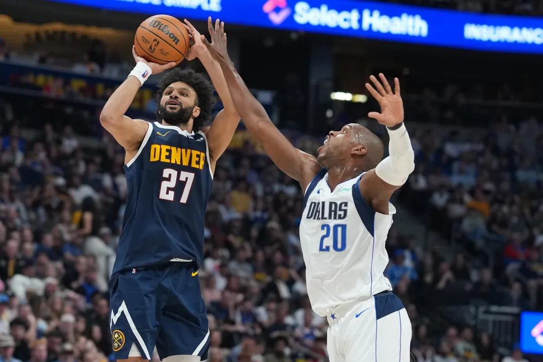 NBA金塊隊回到主場迎戰獨行俠來犯,金塊後衛莫瑞(左)狂飆50分。(圖/美聯社)