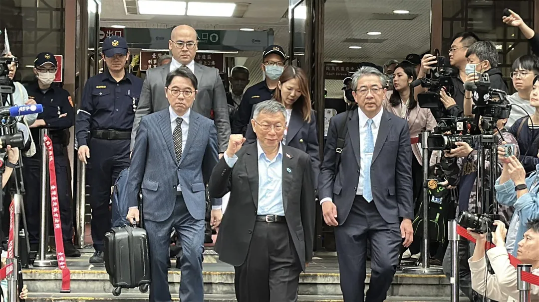 台灣民眾黨前主席柯文哲（圖中）因貪汙及侵占等罪名，一審被判有期徒刑17年。（圖／中天新聞）
