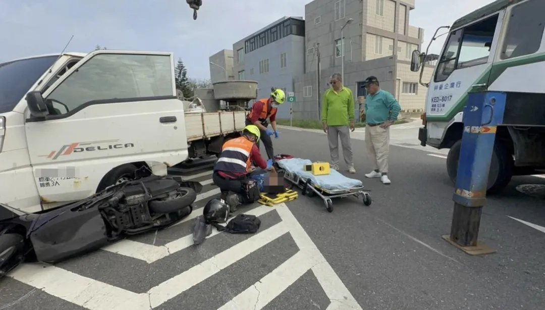 吊車路過協助騎士脫困。（圖／翻攝畫面）