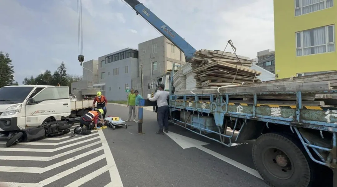 澎湖馬公市今下午發生一起車禍。（圖／翻攝畫面）
