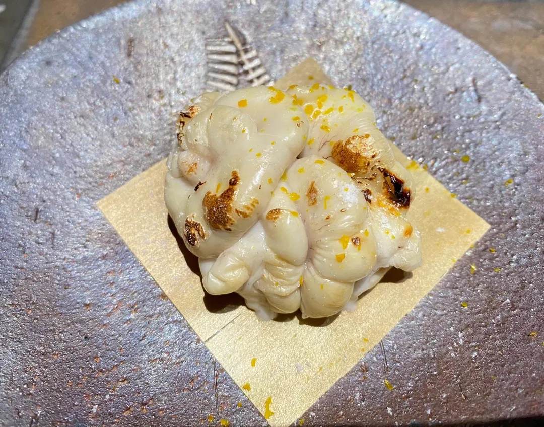 鹽烤鱈魚白子（玻利維亞岩鹽）。（圖／黃宏輝提供）