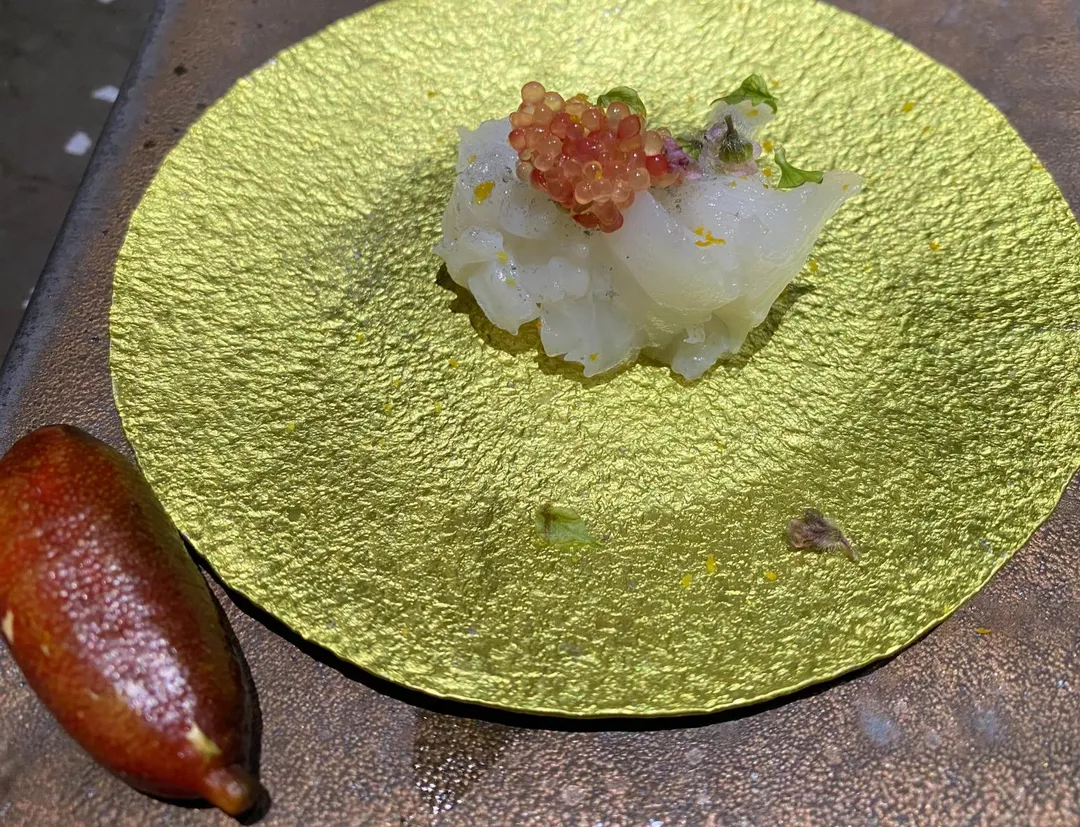 水章魚綴樹葡萄蘸澳洲手指檸檬。（圖／黃宏輝提供）