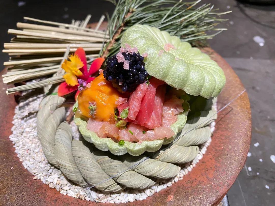 豪華最中餅（海膽、魚子醬、鮪魚、松露、醬瓜、貝柱）。（圖／黃宏輝提供）