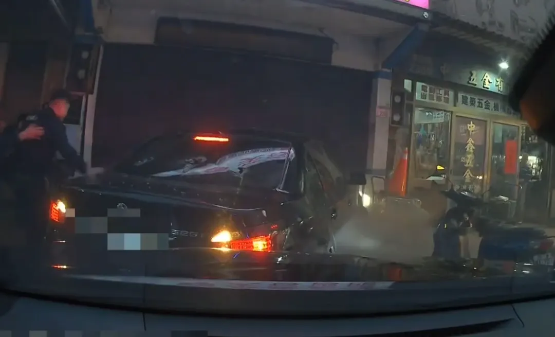 車輛行至永安路238號前，因迴轉操作失控，衝向路旁一間養生館，店面玻璃全毀、鐵門被撞凹變形，場面一片凌亂。（圖／警方提供）