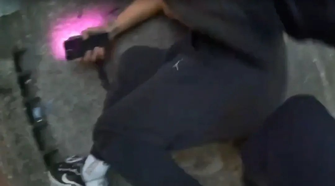 員警見狀依法使用警械開槍制止，並動用破窗器材強勢破窗，將江男壓制逮捕。（圖／警方提供）