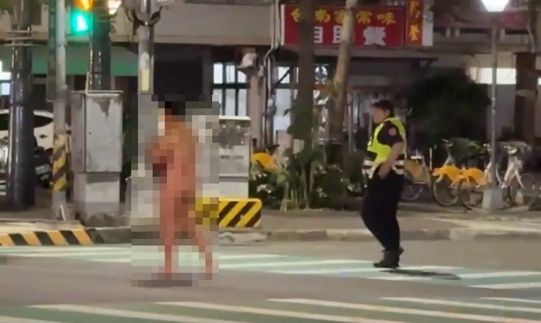 男子行兇後全裸在路上遊蕩。（圖／翻攝畫面）