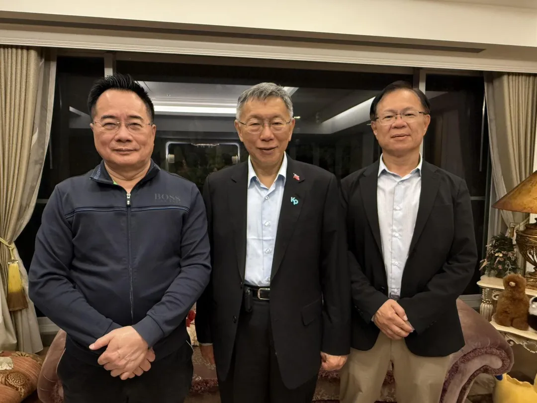 張啓楷分享自己和柯文哲、蔡正元三人合照。（圖/張啓楷提供）