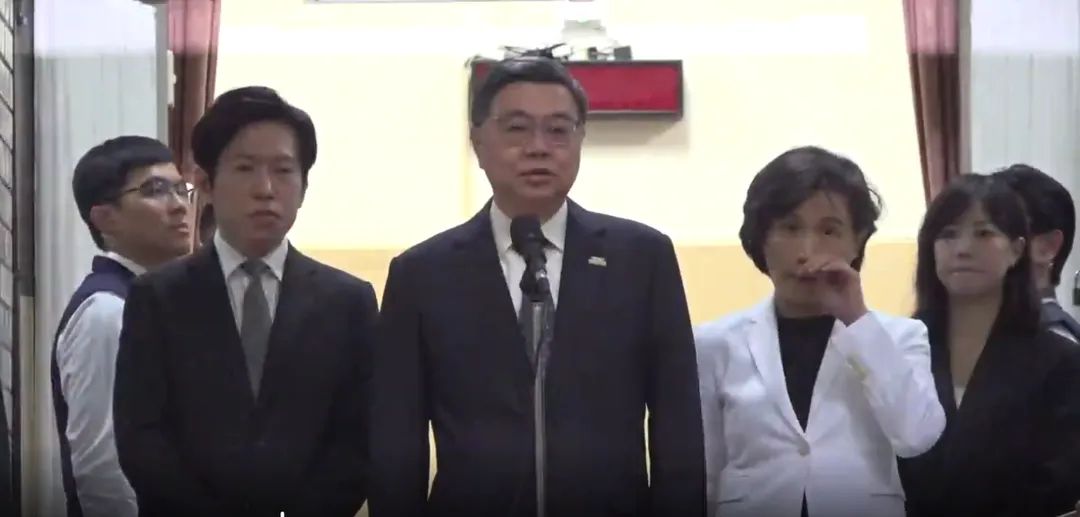 鄭麗君則在卓榮泰受訪時，在後面擦眼淚。（圖/中天新聞）
