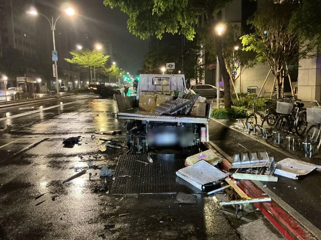 工程車遭撞貨物散落一地。(圖/警方提供)