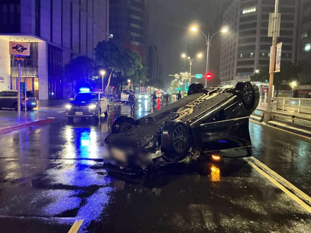 轎車翻覆路中央四腳朝天。(圖/警方提供)