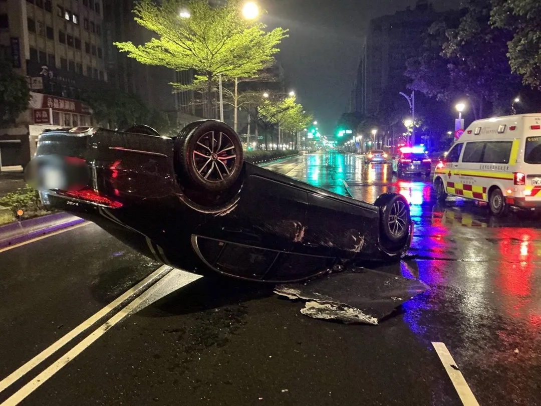 王男駕駛自小客車碰撞停放路旁工程車,導致車輛翻覆。(圖/警方提供)