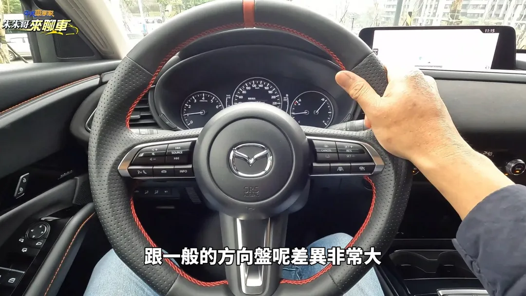 方向盤尺寸縮小並採平底設計,搭配加粗指扣與防滑材質,轉向回饋更加直接,操控手感明顯提升。(圖/中天新聞)
