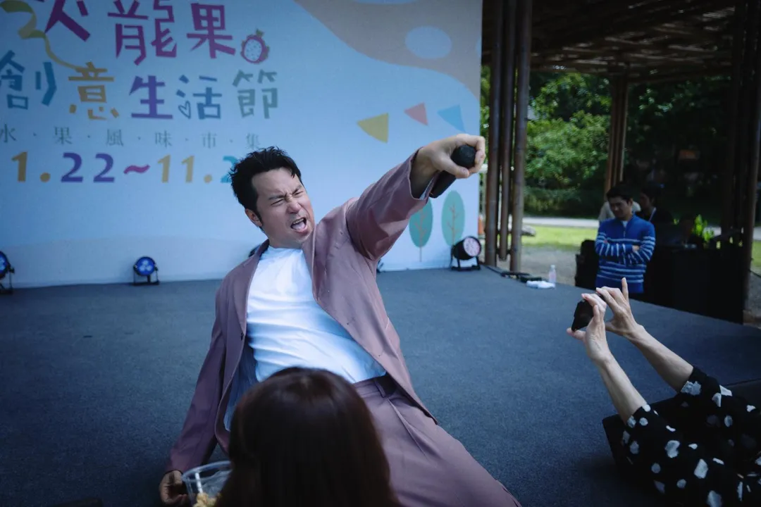 張孝全飾演的「周可傑」是一個有「歐巴病」的中年偶像。(圖/公視 提供)