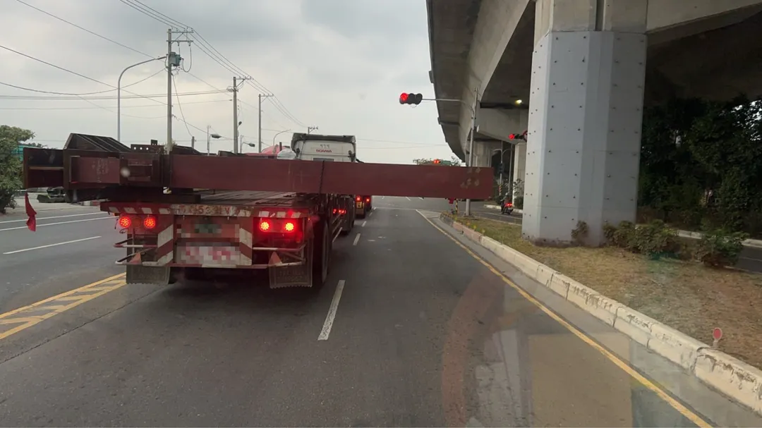 高雄聯結車載運鋼骨超出車輛。（圖／翻攝自臉書／{仁武人}※大小事）
