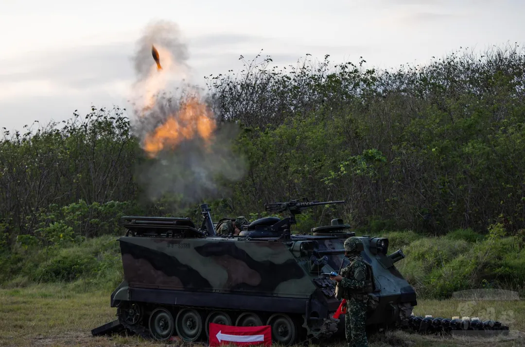 花防部CM22迫砲車射擊120公厘迫砲。(圖/軍聞社)