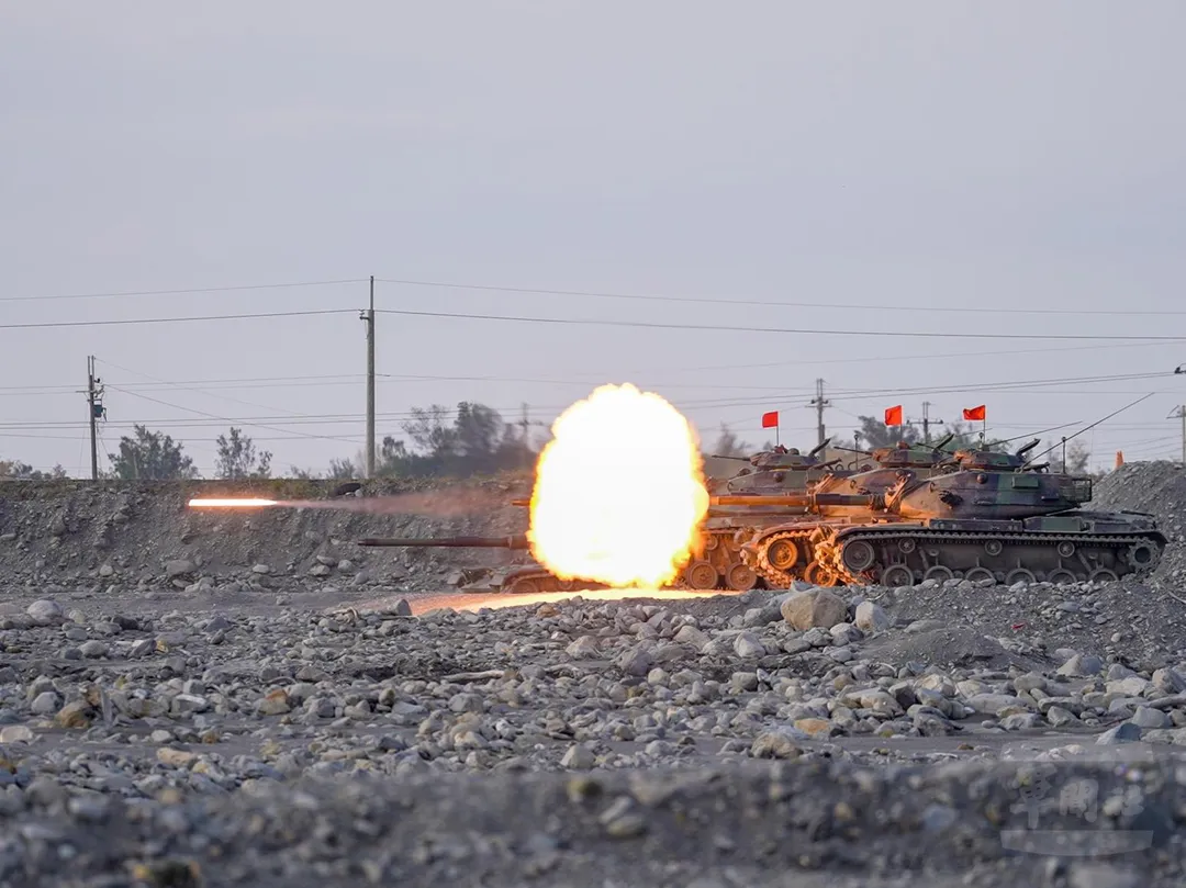 花防部M60A3戰車在太麻里溪口射擊105公厘戰車砲。(圖/軍聞社)