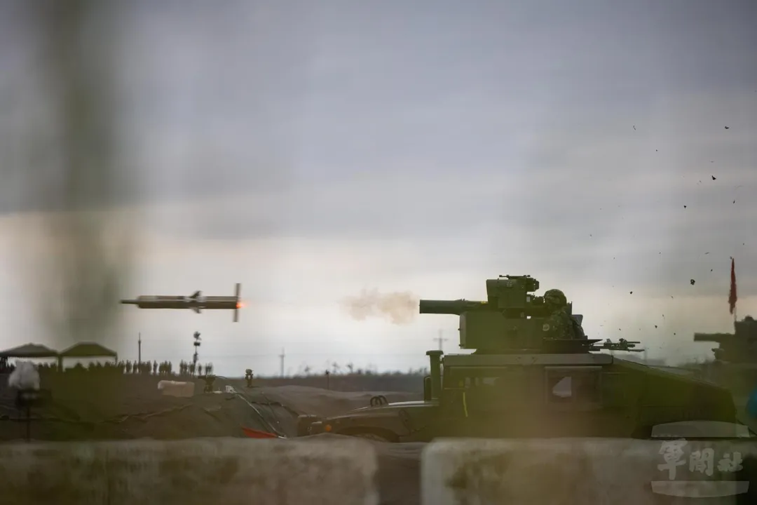 花防部M1167飛彈車發射拖二A式反裝甲飛彈。(圖/軍聞社)