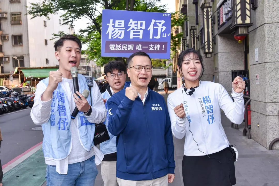 羅智強今陪同楊智伃掃街拜票，鄧凱勛也陪同當麥克風手。（圖取自羅智強臉書）
