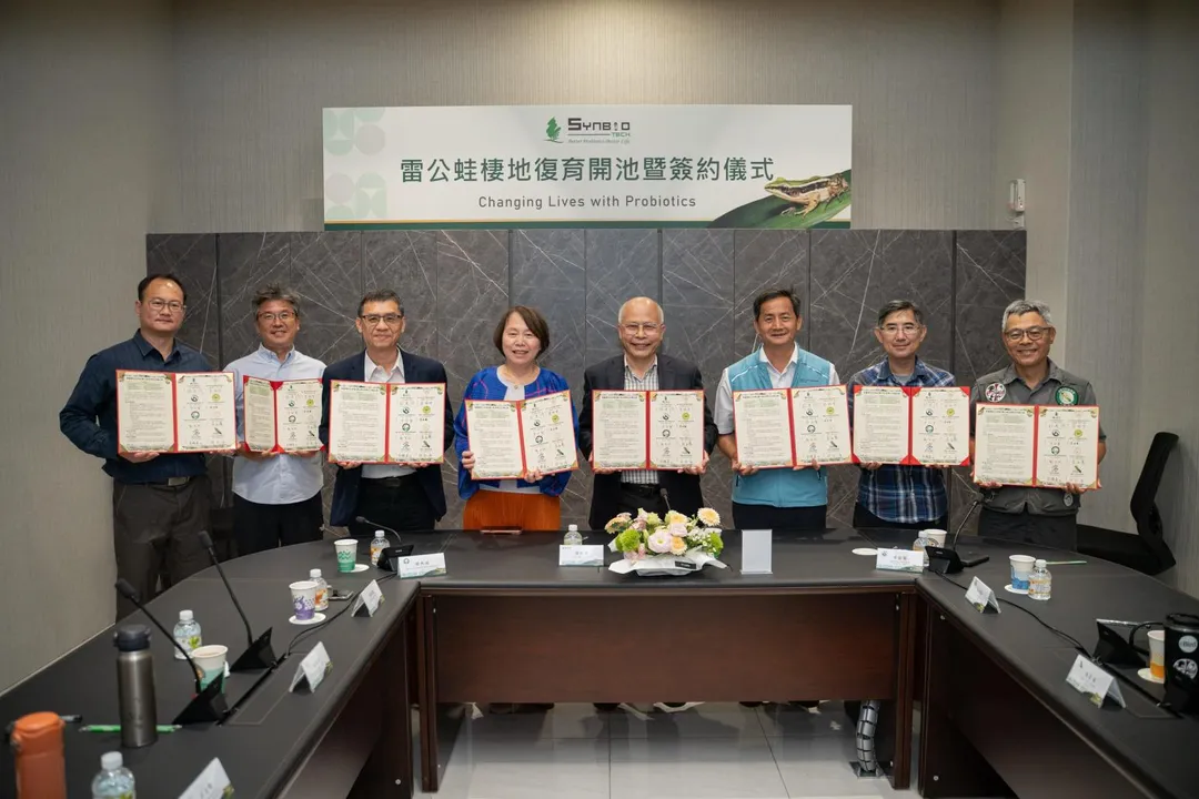生合集團楊連傳董事長（右四）指出，生合希望透過率先投入與八方英雄強強聯盟，作為復育瀕危物種的合作典範，未來在企業認養ESG生態棲地成立「雷公蛙親子教育園區」。（圖／生合集團）