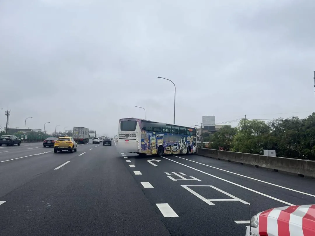 64歲的沈姓男子駕駛國光客運疑似身體不適暈眩沿途擦撞護欄後停駛於外側車道。（圖／警方提供）