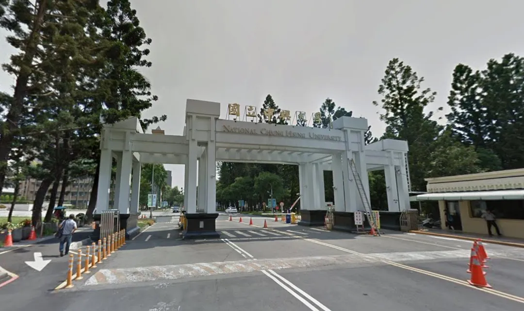 台中市中興大學女生宿舍於22日周日中午發生一起騷動，一名43歲男子因男扮女裝試圖進入，遭保全人員當場攔下並報警處理。（圖／翻攝自Google街景圖）