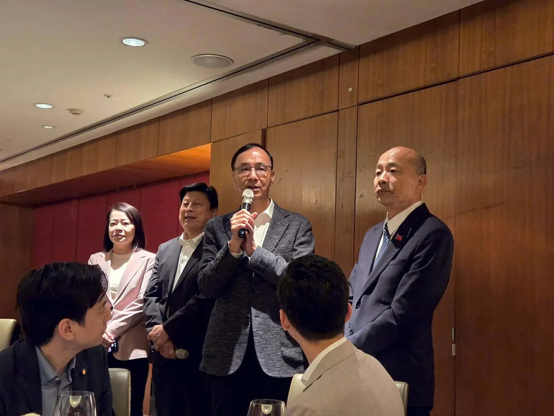 韓國瑜(圖右)現身朱立倫與黨團的餐敘。(圖/讀者提供)