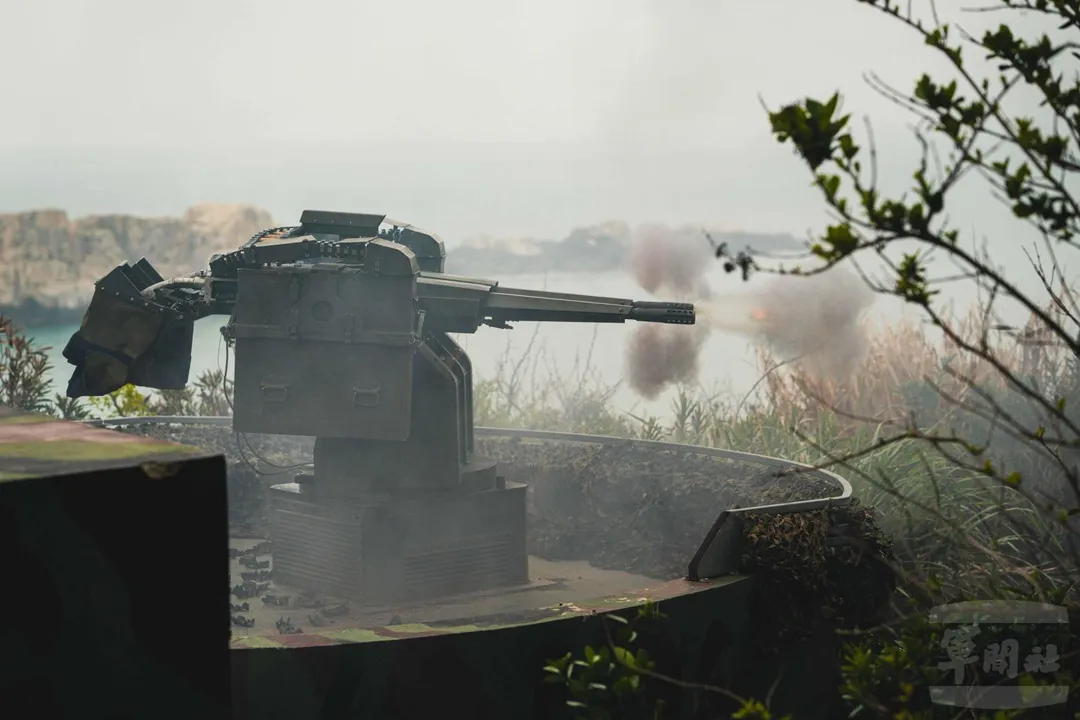 東引島上配備的近程防衛武器系統實彈射擊情形。(圖/軍聞社)