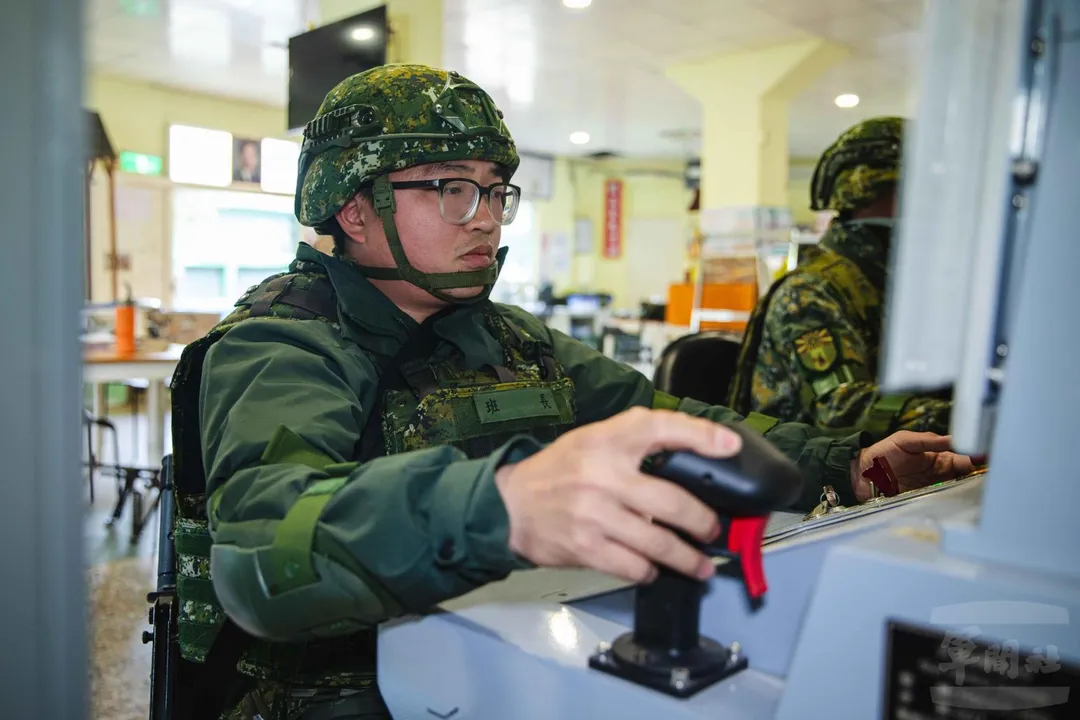 東引官兵坐在室內的操控台前遙控近程防衛武器系統。(圖/軍聞社)