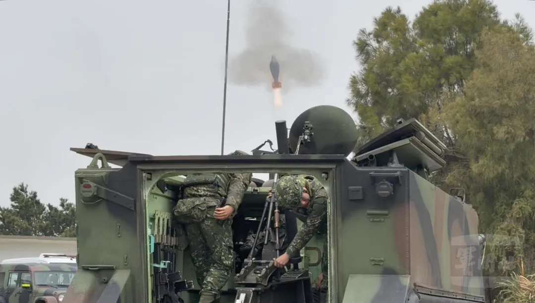 東引的CM23迫砲車射擊81公厘迫砲。(圖/軍聞社)