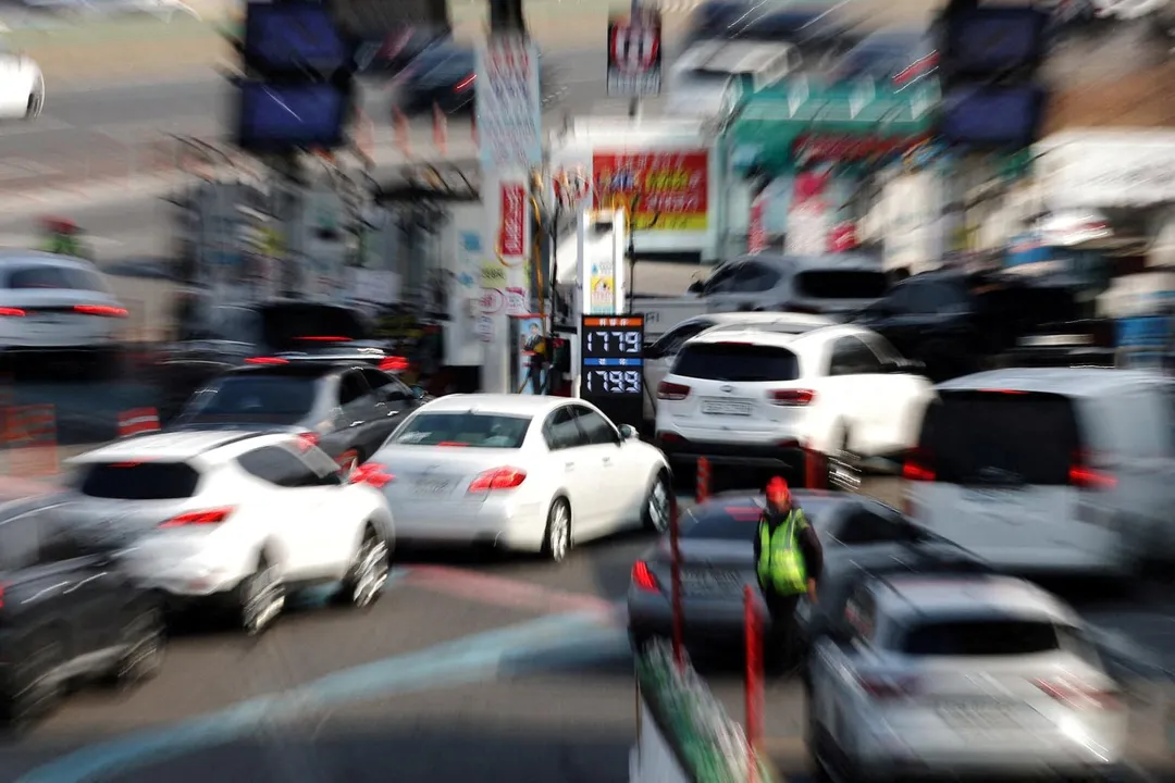 中東戰爭導致石腦油（輕油）供應不穩。圖為3月9日，汽車在首爾加油站排隊等候加油。（圖／路透社）