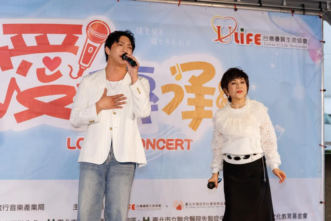 許明杰（左）、許仙姬（右）27日在《愛傳承關懷演唱會》同台演出。（圖／台灣優質生命協會提供）
