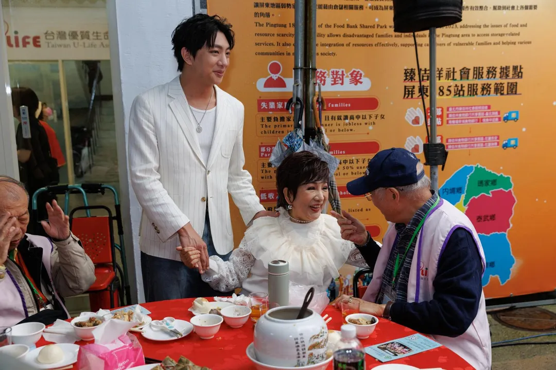 許仙姬與許明杰一同關懷年長者。（圖／台灣優質生命協會提供）