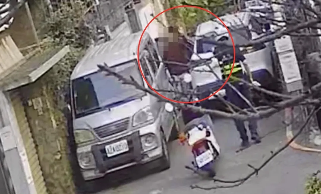 陳男開車逃逸到死巷遭警方圍捕舉手投降。(圖/翻攝畫面)