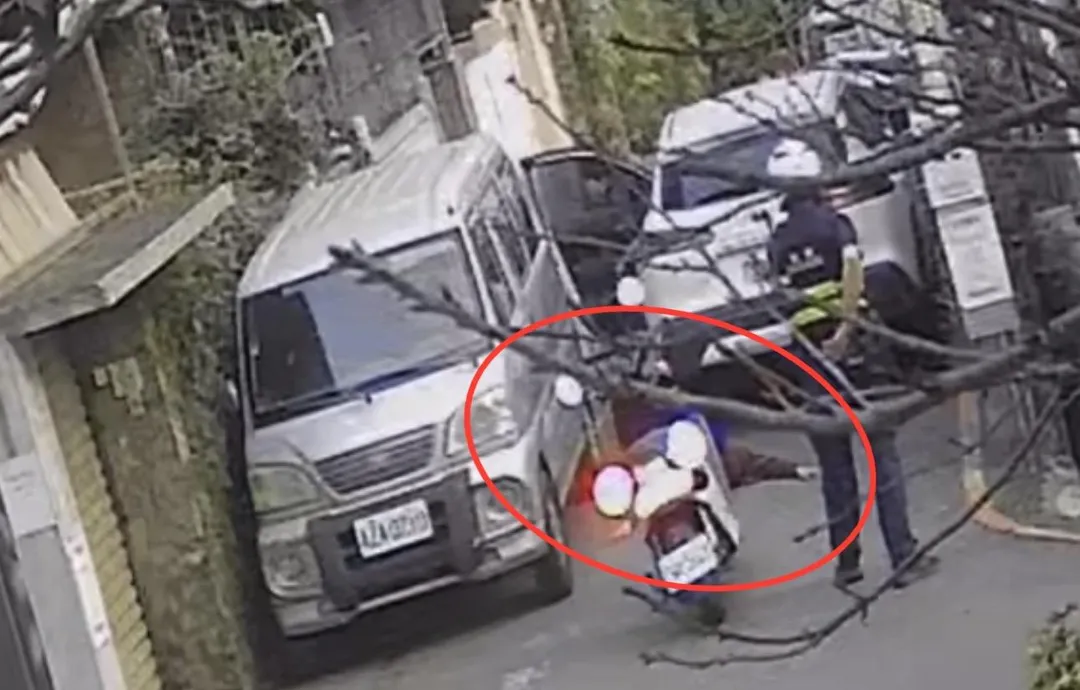 男子舉手投降自己趴地就逮。（圖／翻攝畫面）