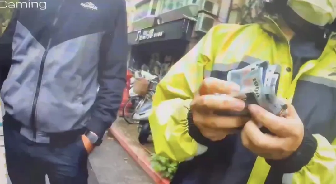 熱心民眾拾金不昧交給警方。（圖／翻攝畫面）