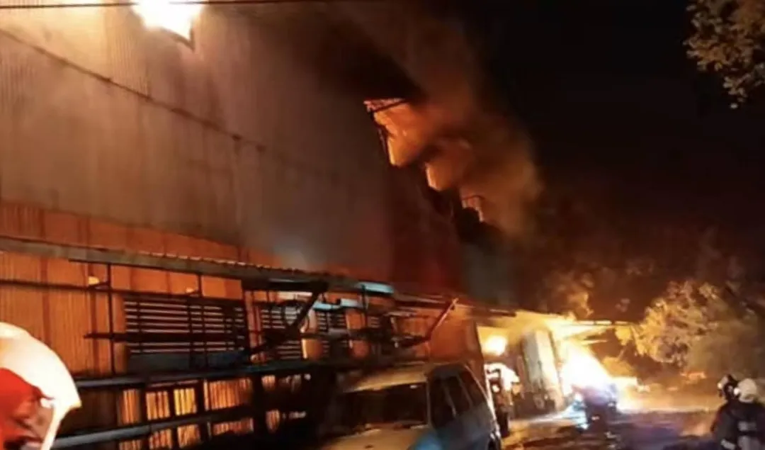 台北市南港區研究院路四段21巷一處鐵皮工廠凌晨火警。（圖／民眾提供，下同）