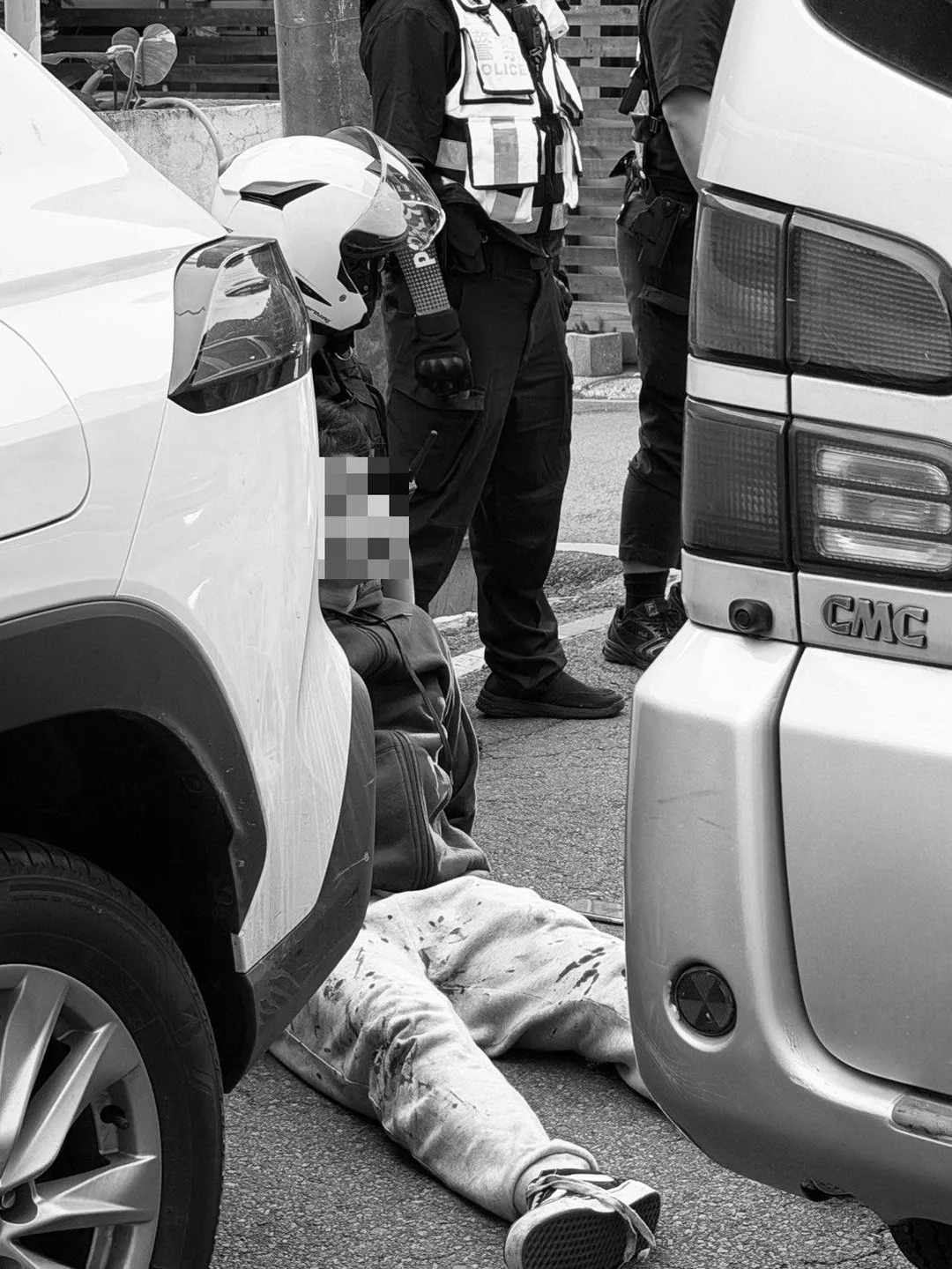 陳男隨即遭警員強勢壓制並帶回偵辦。（圖／民眾提供）