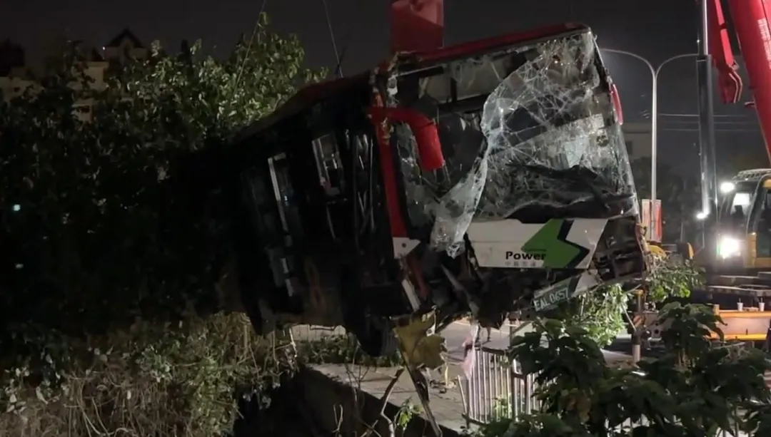 業者請來兩部大型吊車，花費5個多小時才將公車吊離。（圖／中天新聞）
