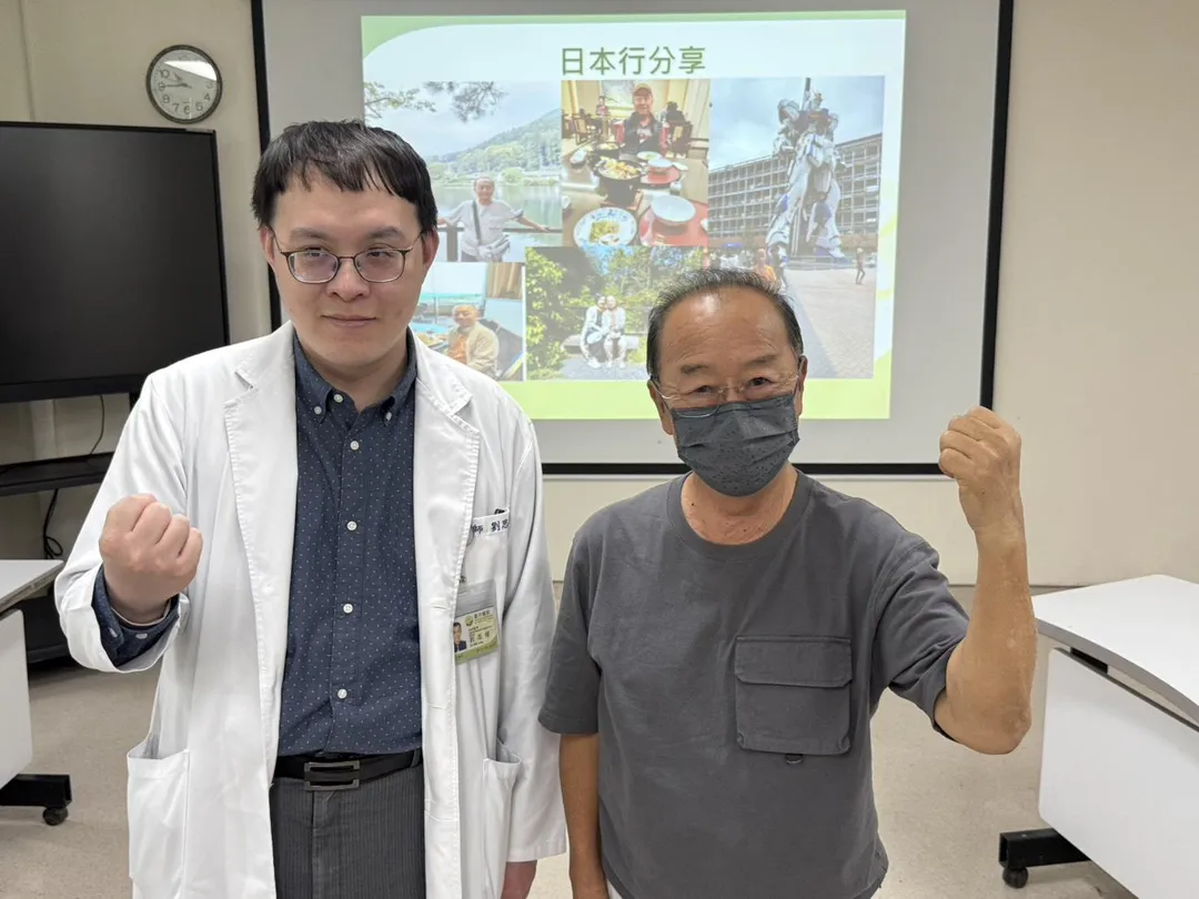 10年資深腎友王先生分享自己洗腎之後,依舊每年出國旅遊。(圖/台中醫院)