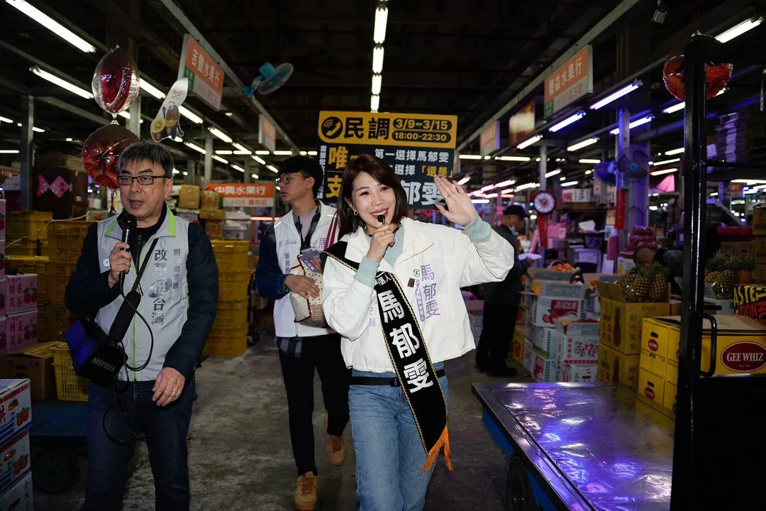 大批網友灌爆民進黨台北市中正萬華議員參選人馬郁雯臉書。(圖取自馬郁雯臉書)