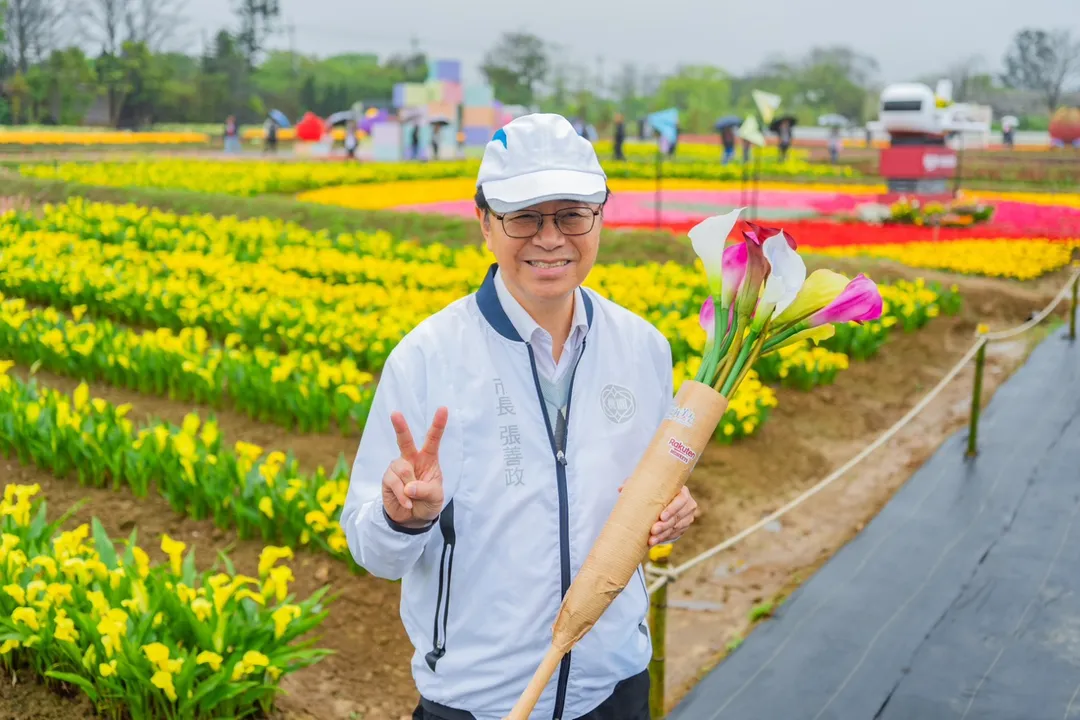 桃園市長張善政歡迎大家前來桃園欣賞彩色海芋,感受春日繽紛的花海景致。(圖/桃園市政府提供,以下同)