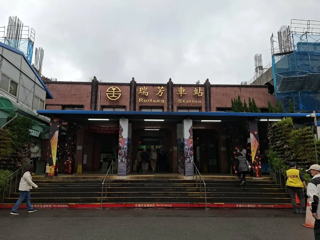 一輛自強號列車當時行經新北市瑞芳車站時,旅客行動電源起火。(圖/民眾提供)