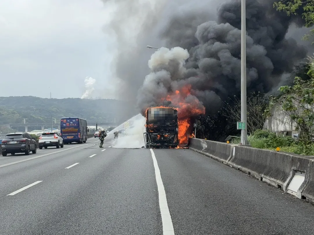 遊覽車起火現場。(圖/警方提供)