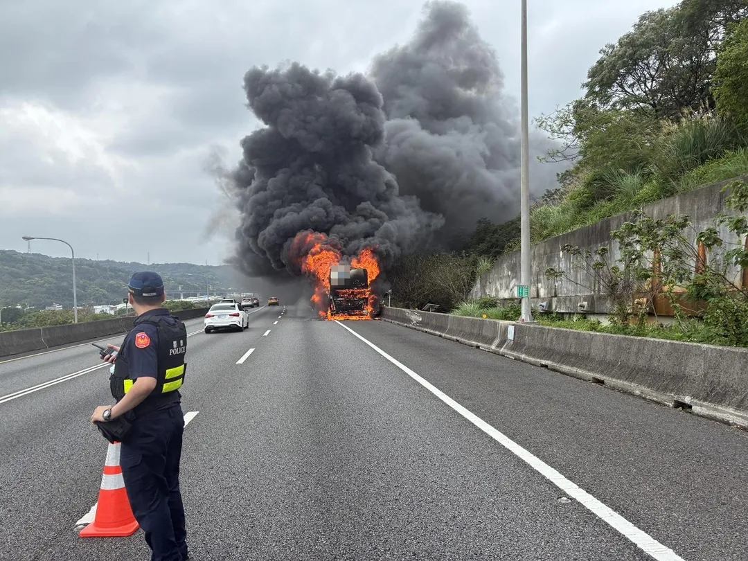 遊覽車起火現場。(圖/警方提供)