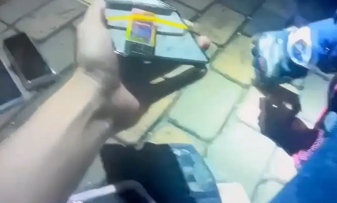 進一步搜索許女隨身物品後，警方赫然查獲海洛因1包（毛重1.79公克）、安非他命7包（毛重192.91公克），以及電子煙機體4支、菸彈4顆，毒品數量驚人。（圖／警方提供）