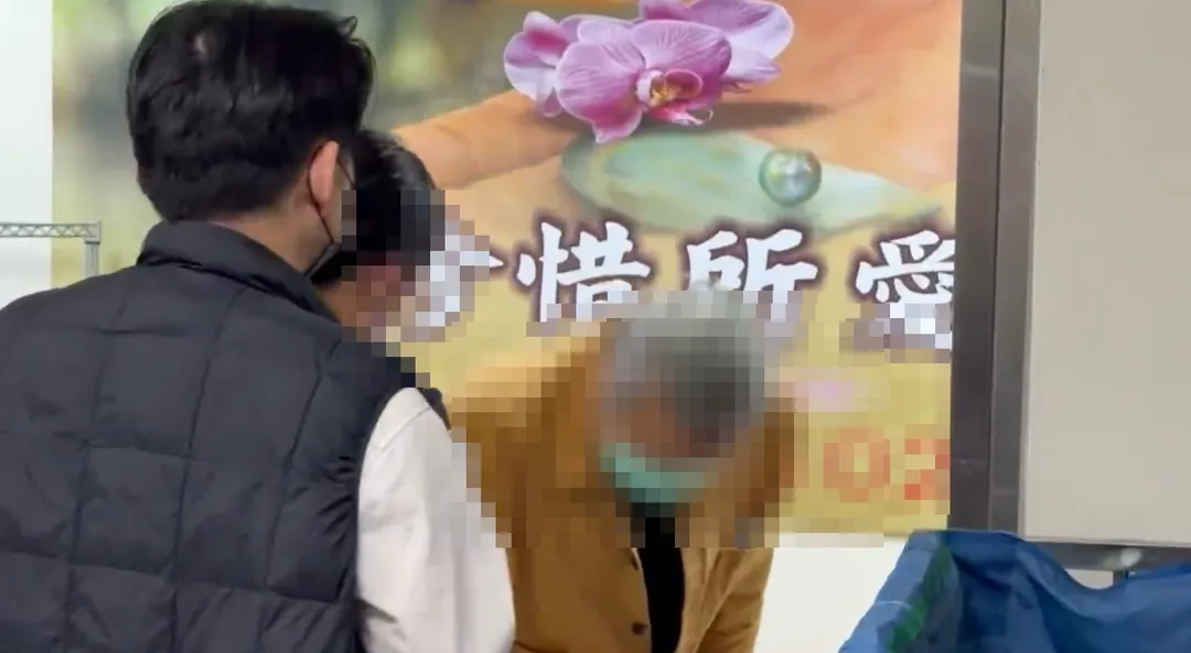 死者父親進入太平間前鞠躬致意。（圖／翻攝畫面）