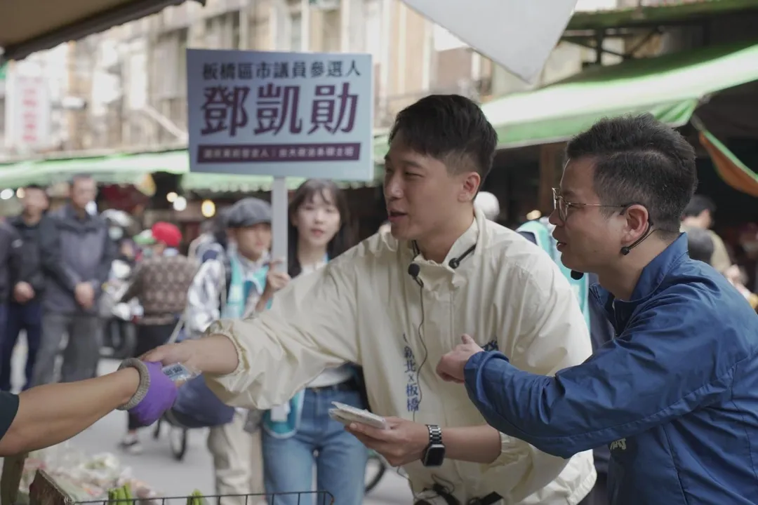 凌濤28日前往板橋埔墘市場,陪同新北市板橋區市議員參選人鄧凱勛掃街拜票。(圖/凌濤辦公室提供)