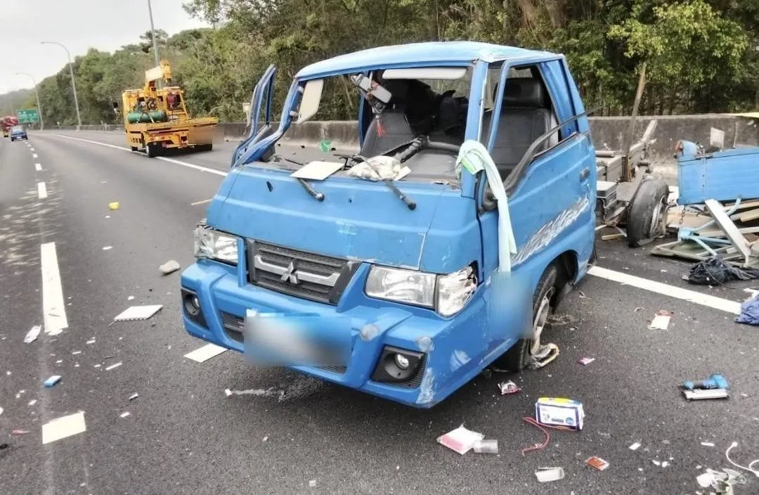 國道1號銅鑼段一輛小貨車自撞護欄。（圖／翻攝畫面）